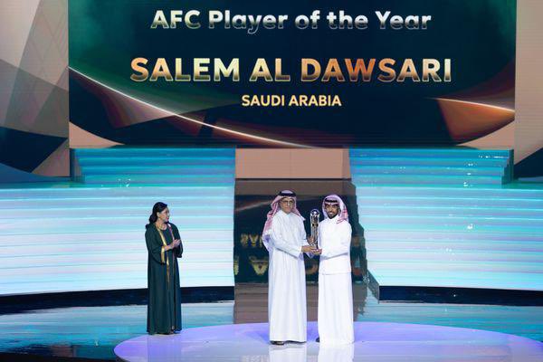 سالم الدوسري يتوج بجائزة أفضل لاعب في أسيا 2025